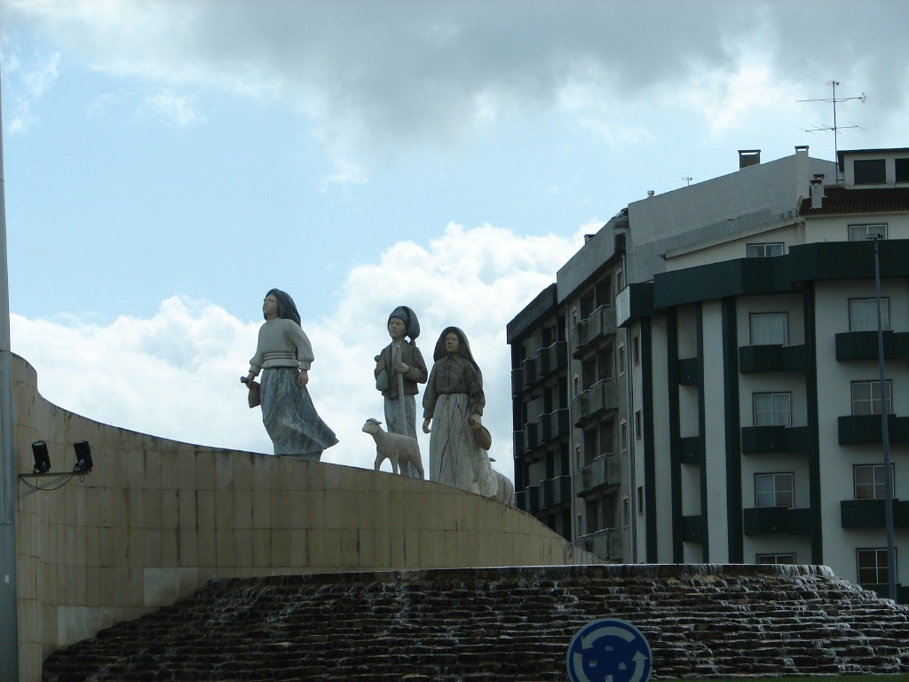 2008/03(March)/AroundTheWorld/Lisbon/1024x768_statue outside of town.jpg